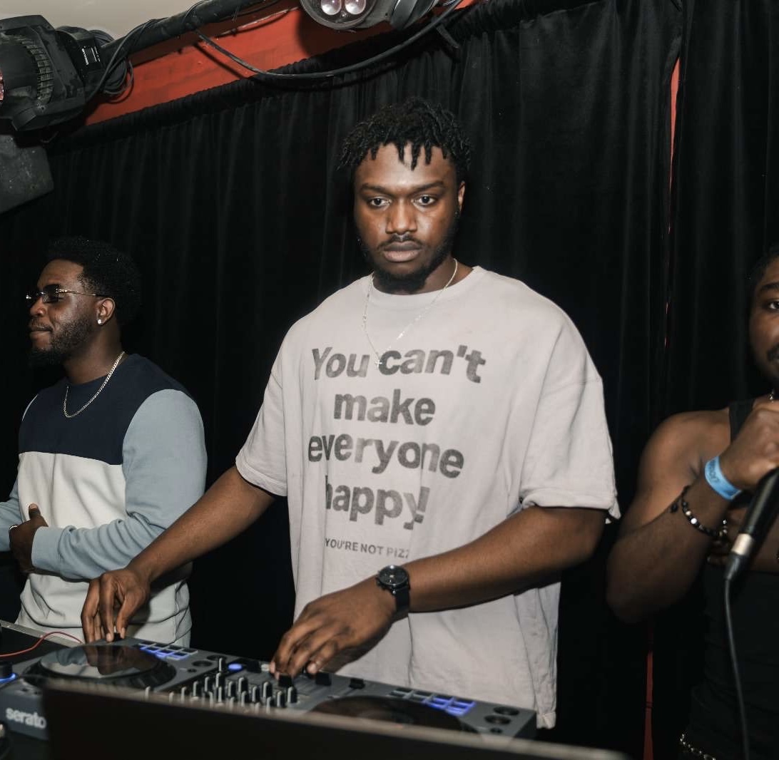 oche.mp3 behind the decks